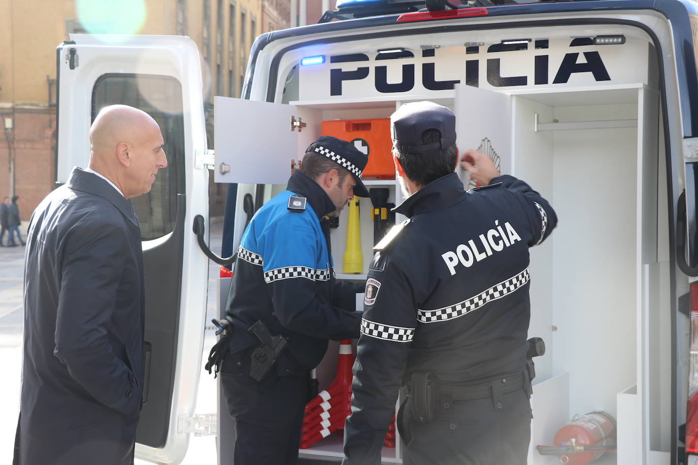 El nuevo vehículo de la Policía Local de León se presenta a los pies de la Catedral. 