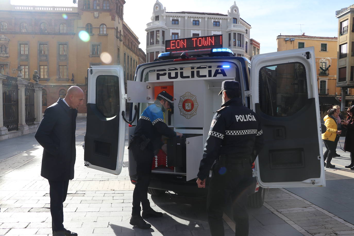 El nuevo vehículo de la Policía Local de León se presenta a los pies de la Catedral. 