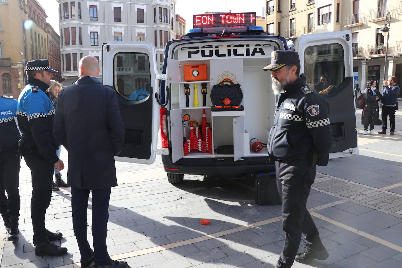 El nuevo vehículo de la Policía Local de León se presenta a los pies de la Catedral. 