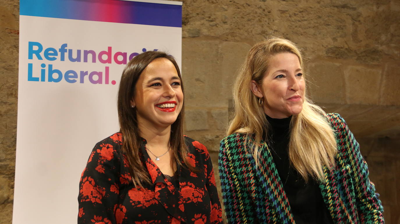 La coordinadora de Ciudadanos Comunidad Valenciana y miembro del Equipo Político para la Refundación, María Muñoz, y la coordinadora de Ciudadanos en Castilla y León, Gemma Villarroel, participan la visita a León de la gira 'Destino Refundación'