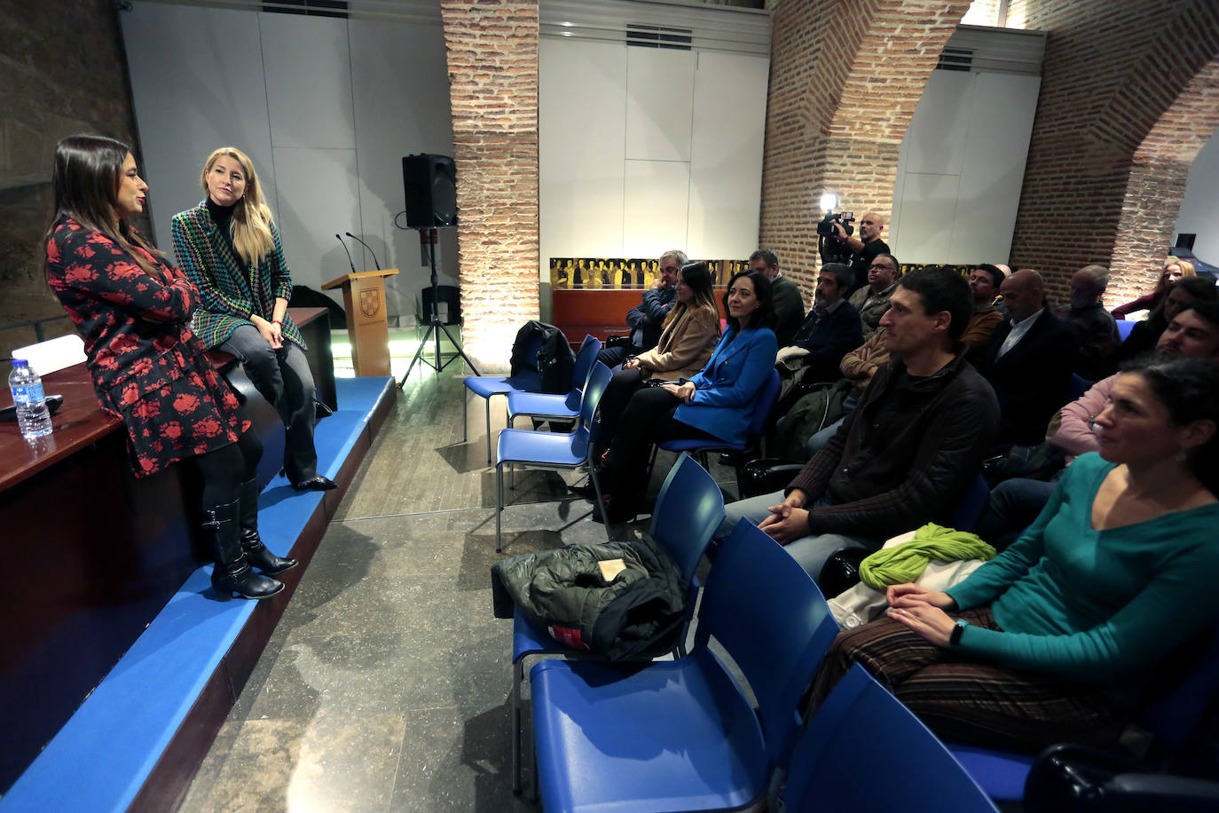 La coordinadora de Ciudadanos Comunidad Valenciana y miembro del Equipo Político para la Refundación, María Muñoz, y la coordinadora de Ciudadanos en Castilla y León, Gemma Villarroel, participan la visita a León de la gira 'Destino Refundación'