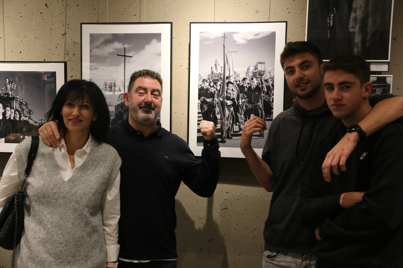 El Corte Inglés expone las obras finalistas del concurso sobre el 33 encuentro nacional de cofradías denominado Passio Legionensis. 