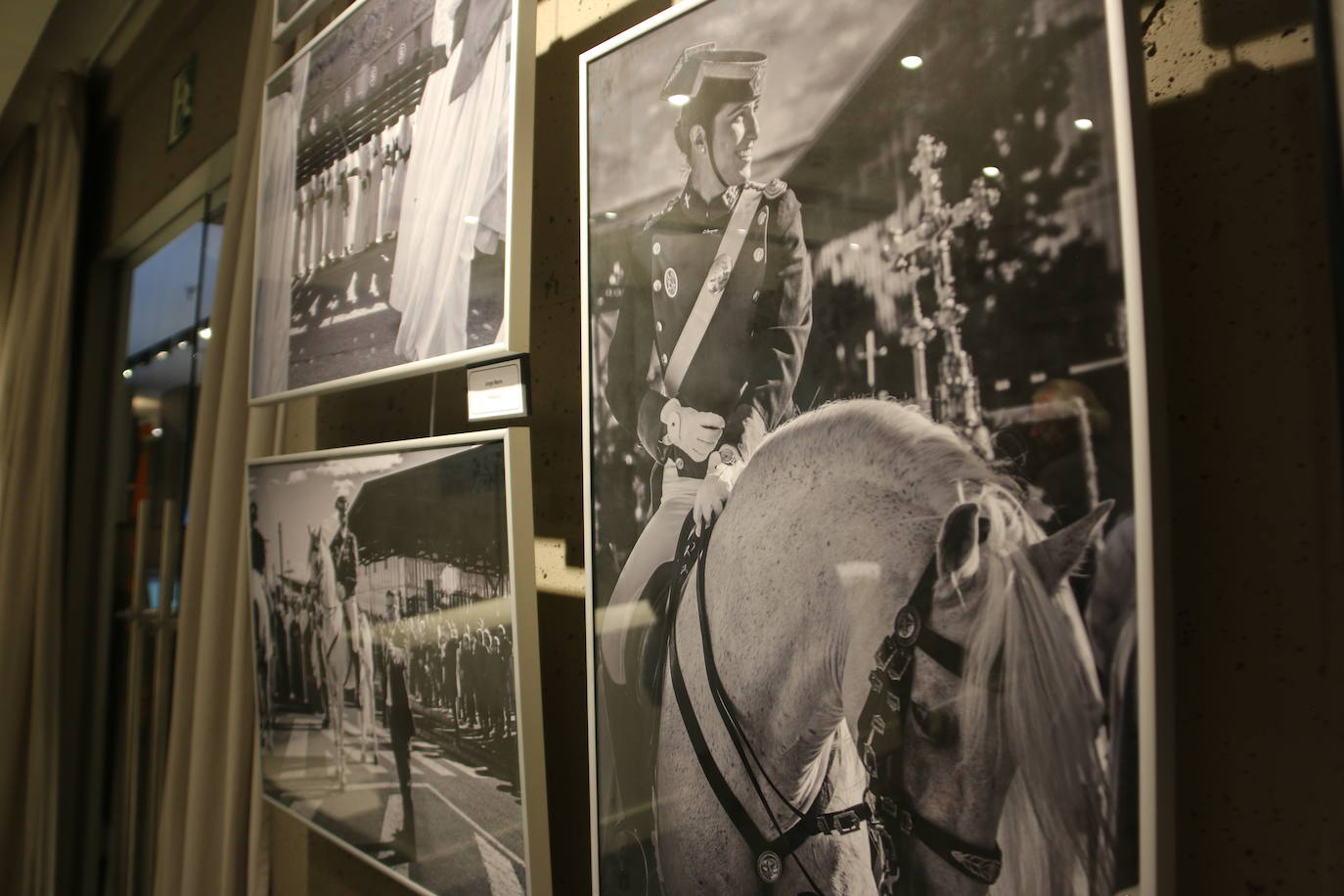 El Corte Inglés expone las obras finalistas del concurso sobre el 33 encuentro nacional de cofradías denominado Passio Legionensis. 