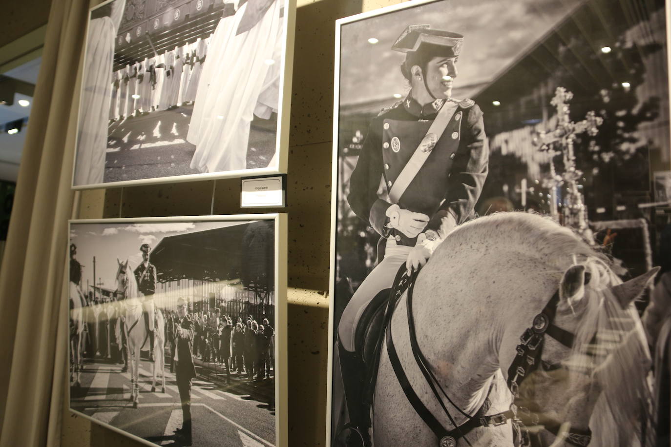 El Corte Inglés expone las obras finalistas del concurso sobre el 33 encuentro nacional de cofradías denominado Passio Legionensis. 