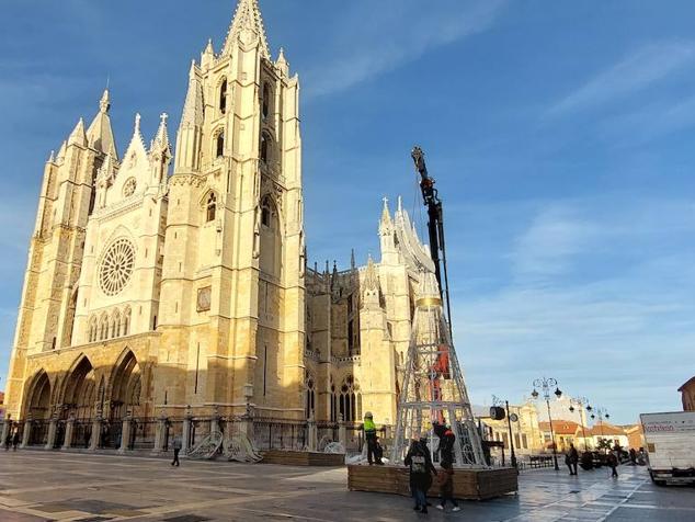 El Ayuntamiento instala en la Plaza de Regla el árbol de Navidad.