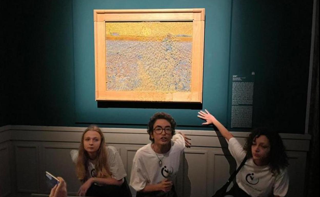 Los activistas que han lanzado el puré de verduras junto al cuadro de Van Gogh. 