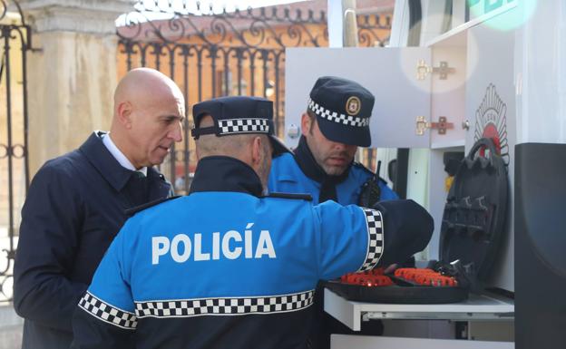 Imagen. Presentación del nuevo furgón de la Policía Local de León. 