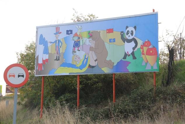 Dibujo realizado por el artista conocido como el 'Banksy' leonés en una valla publicitaria a la entrada de la ciudad por la Carretera de Asturias.