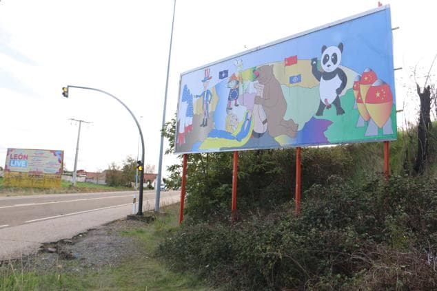 Dibujo realizado por el artista conocido como el 'Banksy' leonés en una valla publicitaria a la entrada de la ciudad por la Carretera de Asturias.