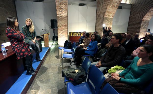 Galería. María Muñoz y Gemma Villarroel en la reunión en León para la refundación de Ciudadanos.