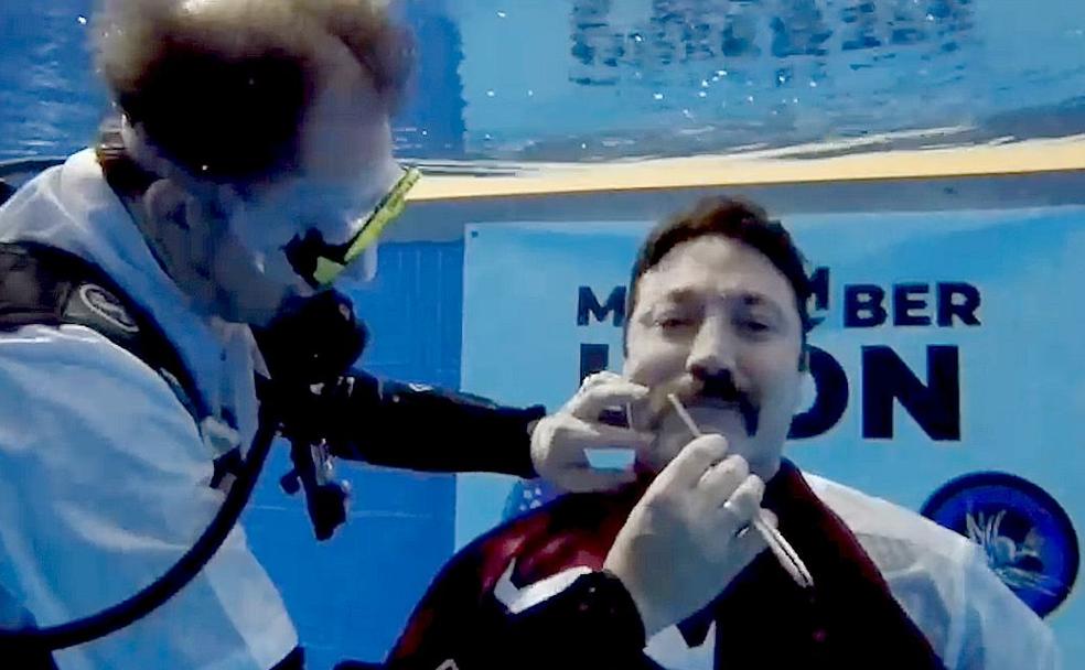 Vídeo promocional de una de las actividades de Movember León en la que el peluquero de Peluquería Roma y los chicos de León Sub, de buceo, se dejan bigote bajo el agua. 