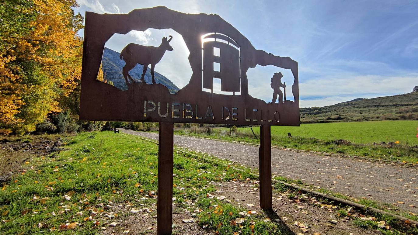 Uno de los libros depositado al inicio de una ruta en la localidad de Puebla de Lillo. 