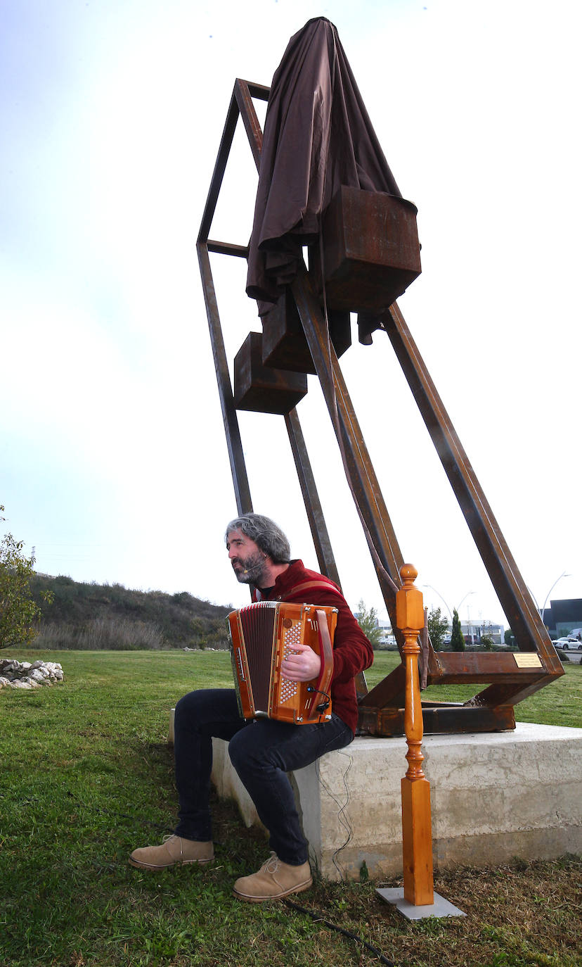 Inauguración de un monumento en homenaje a los republicanos fusilados enterrados en la zona de Montearenas en Ponferrada.