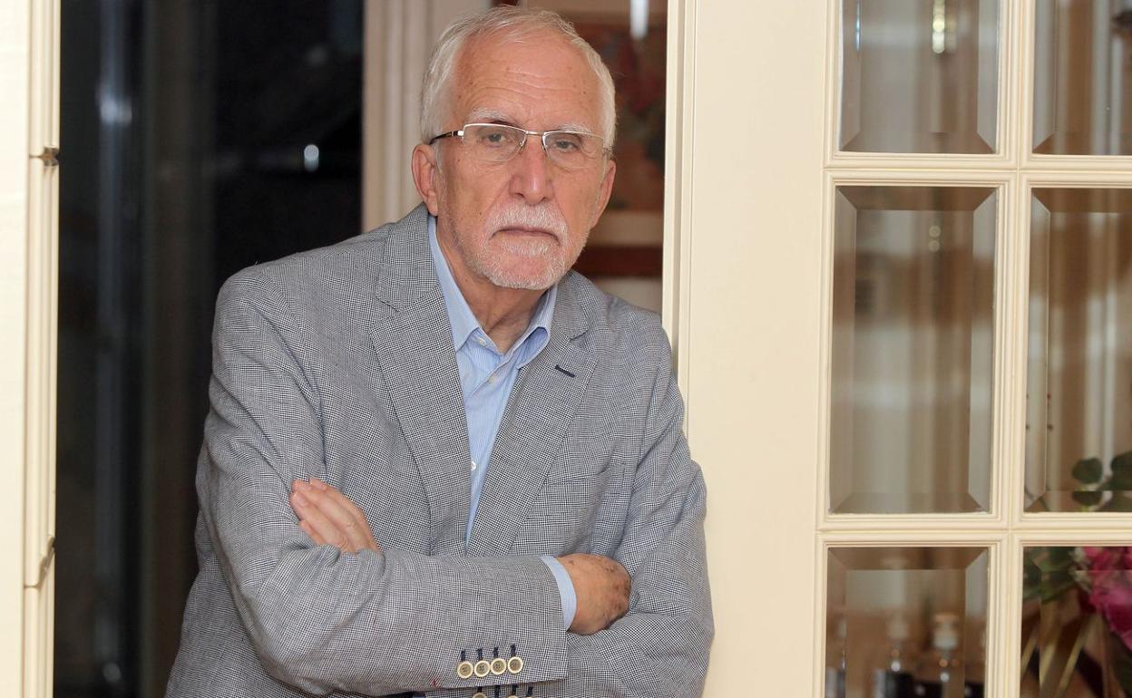 El escritor leonés Luis Mateo Diez, en una imagen de archivo.