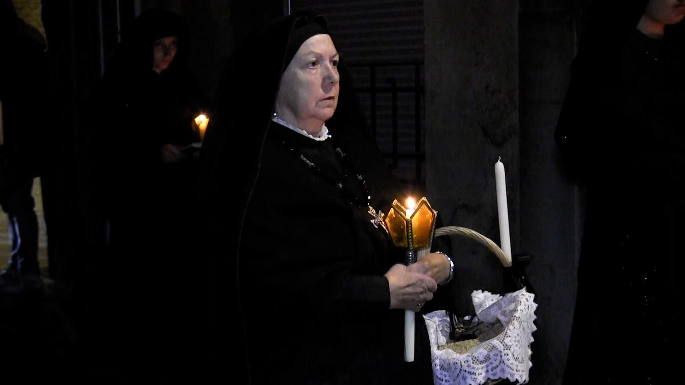 La Cofradía de Nuestra Señora de la Piedad y Ánimas del Santo Malvar, encargada de los entierros de los más pobres de la capital, recupera su procesión de difuntos con una celebración austera, pero muy emotiva