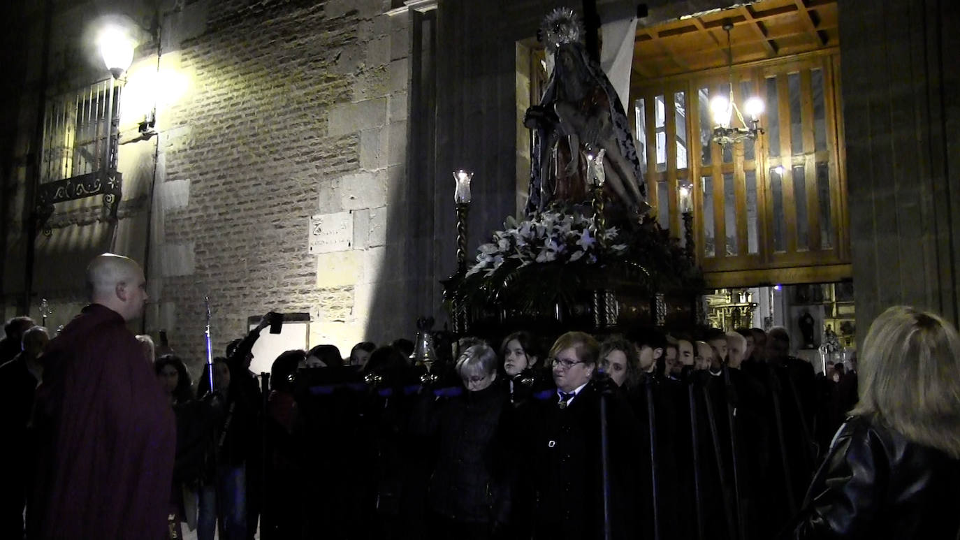 La Cofradía de Nuestra Señora de la Piedad y Ánimas del Santo Malvar, encargada de los entierros de los más pobres de la capital, recupera su procesión de difuntos con una celebración austera, pero muy emotiva