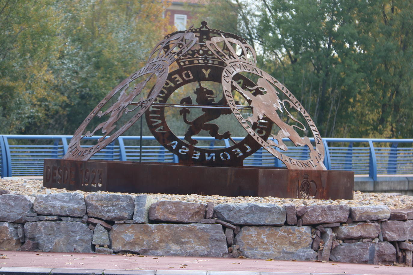 Acto de inauguración de la escultura en honor a la Cultural en la rotonda. 