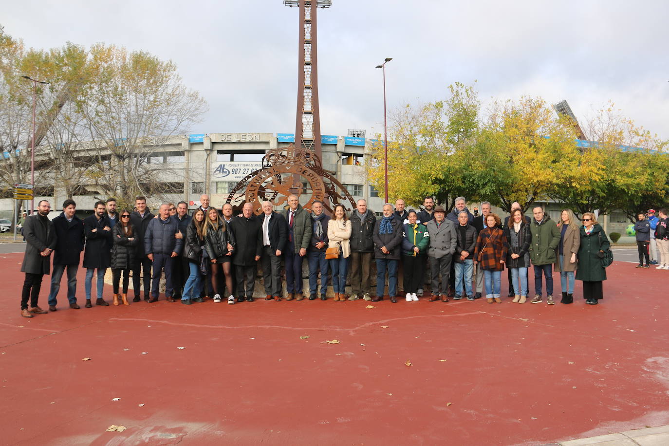 Acto de inauguración de la escultura en honor a la Cultural en la rotonda. 