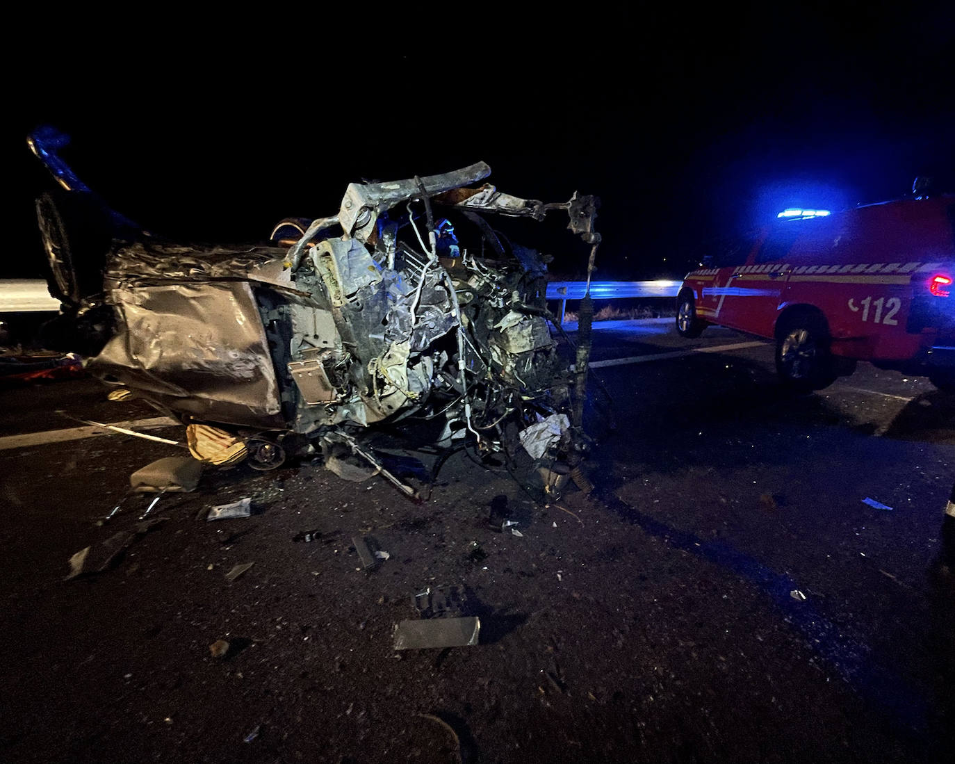 Efectivos y cuerpos de seguridad en el lugar del accidente de este sábado. 