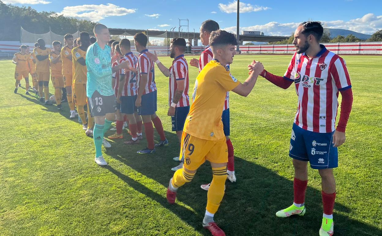 Saludo protocolario de los dos equipos antes del partido.