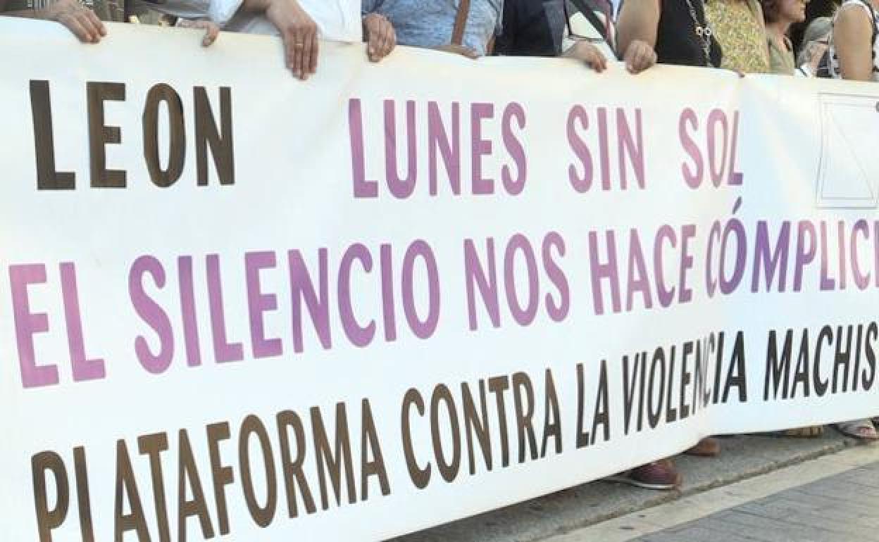 Imagen de archivo de la pancarta que sostienen los manifestantes en los Lunes Sin Sol