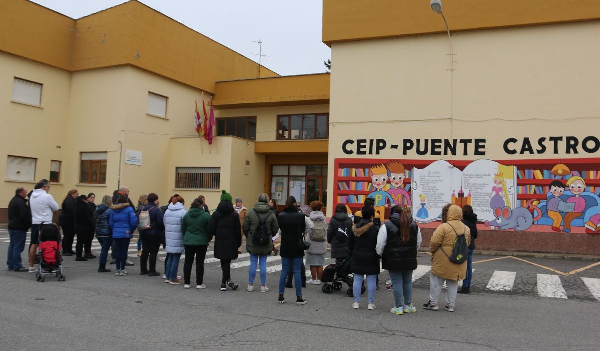 Un grupo de padres de los alumnos del centro planean distintas acciones para agilizar la instalación de la caldera en el colegio y que los alumnos y profesores puedan dar clase con calefacción