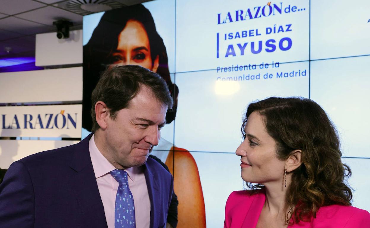 El presidente de la Junta, Alfonso Fernández Mañueco, participa junto a la presidenta de la Comunidad de Madrid, Isabel Díaz Ayuso, en un acto del diario La Razón en Madrid.