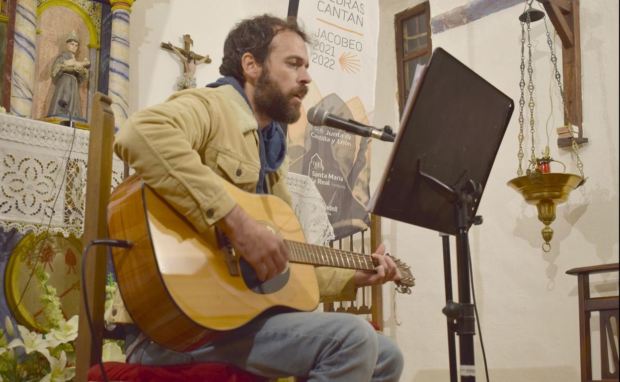 El cantautor berciano 'Fon', durante su actuación. 