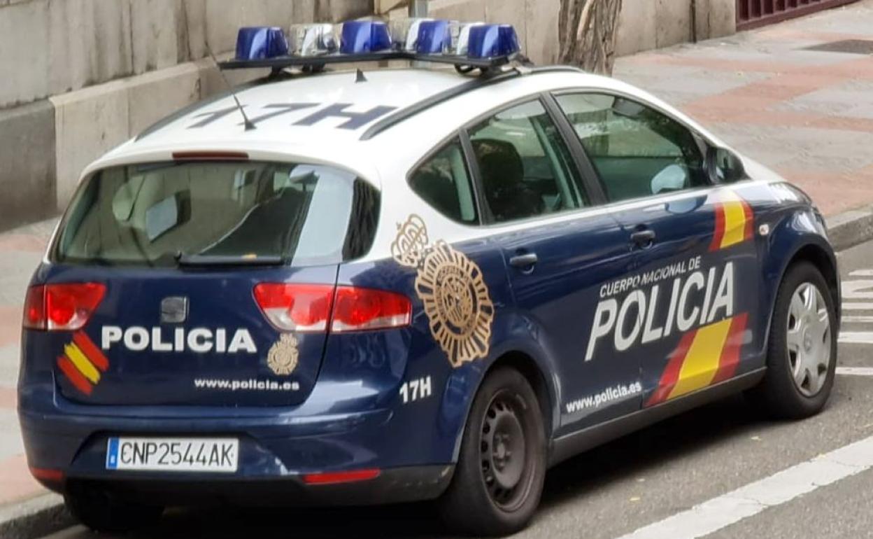 La Policía investiga el robo en la Avecnida de la Facultad. En la imagen, una patrulla policial en la comisaría de León. 
