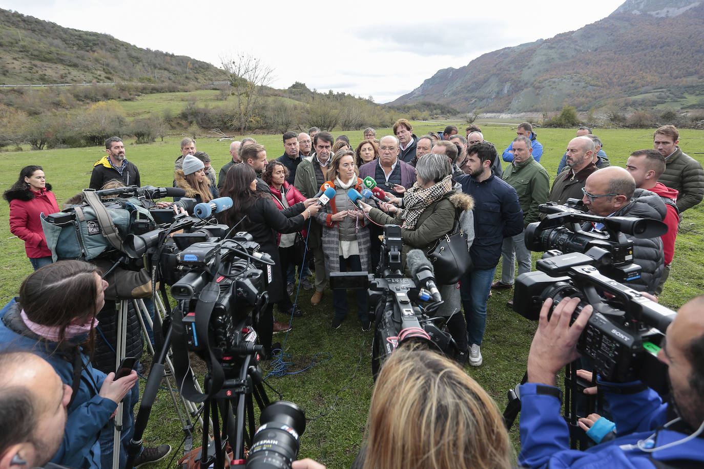 La secretaria general del Partido Popular presenta la estrategia nacional para garantizar la supervivencia de la ganadería extensiva