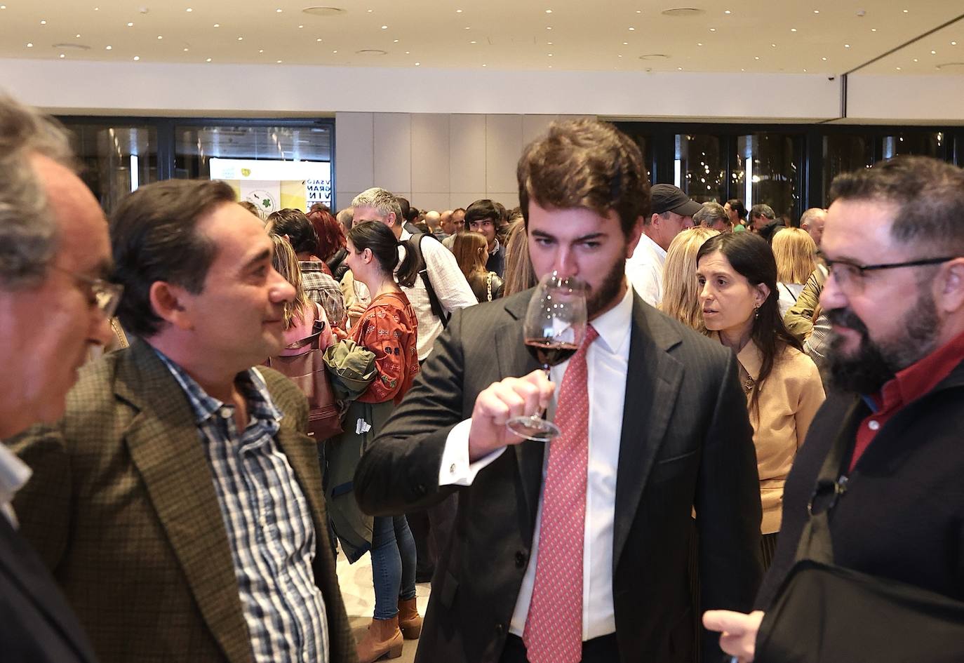 El vicepresidente de la Junta de Castilla y León, Juan García-Gallardo, asiste al V Salón de Grandes Vinos de Castilla y León.
