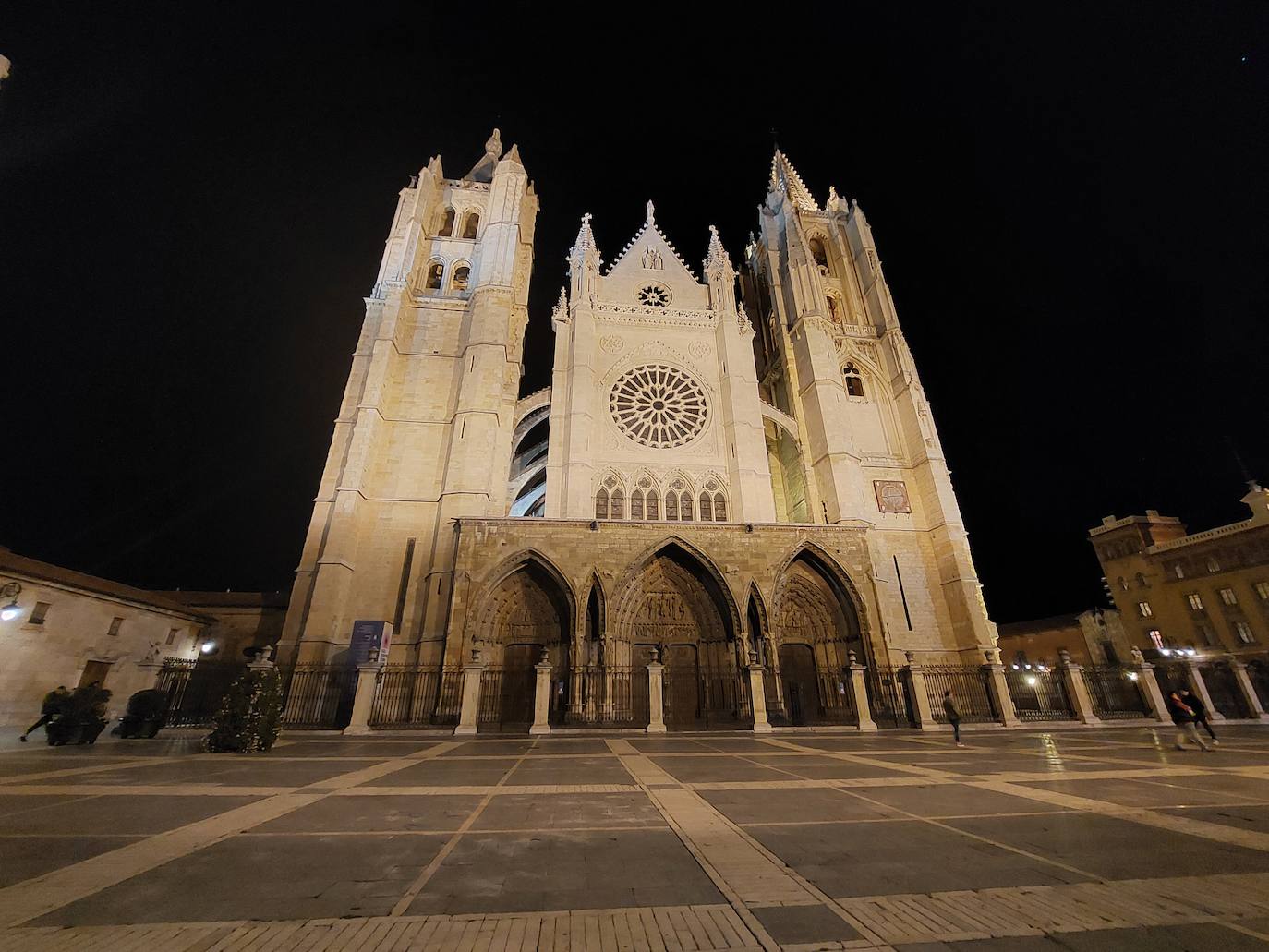 El consistorio acomete la renovación de las luminarias del exterior de la Pulchra que por importe de 223.000 euros ahorrará en la factura de la luz y disminuirá la contaminación lumínica | Se incluye además un nuevo cuadro de control de las luces.