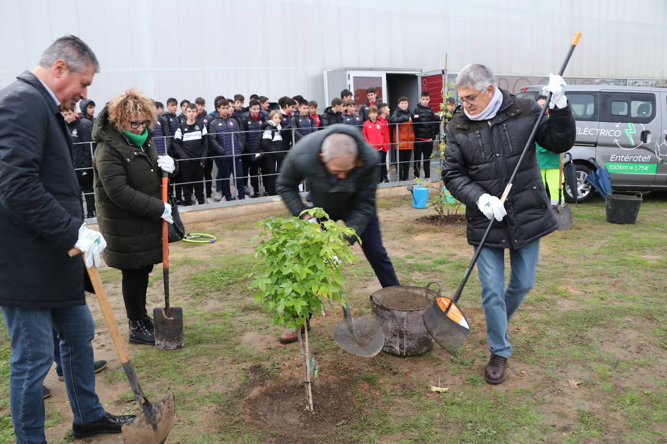 El conjunto leonés cumple con esta iniciativa y planta cinco árboles para tratar de reducir la huella de carbono en León.