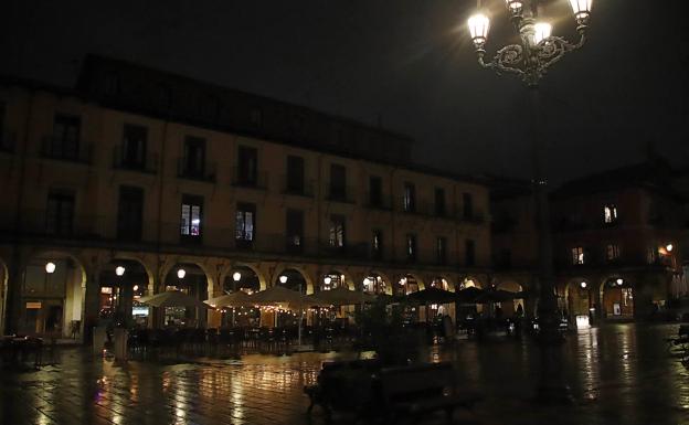 Galería. Los hosteleros de León apagan las luces y encienden las velas como protesta por la subdia de los costes de la energía. 