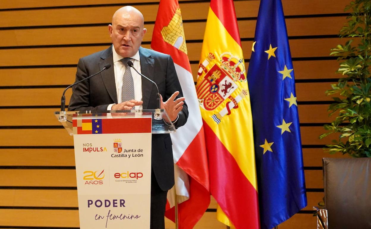 El consejero de la Presidencia, Jesús Julio Carnero, inaugura la jornada 'Poder en femenino', organizada por la Escuela de Administración Pública de Castilla y León (ECLAP).