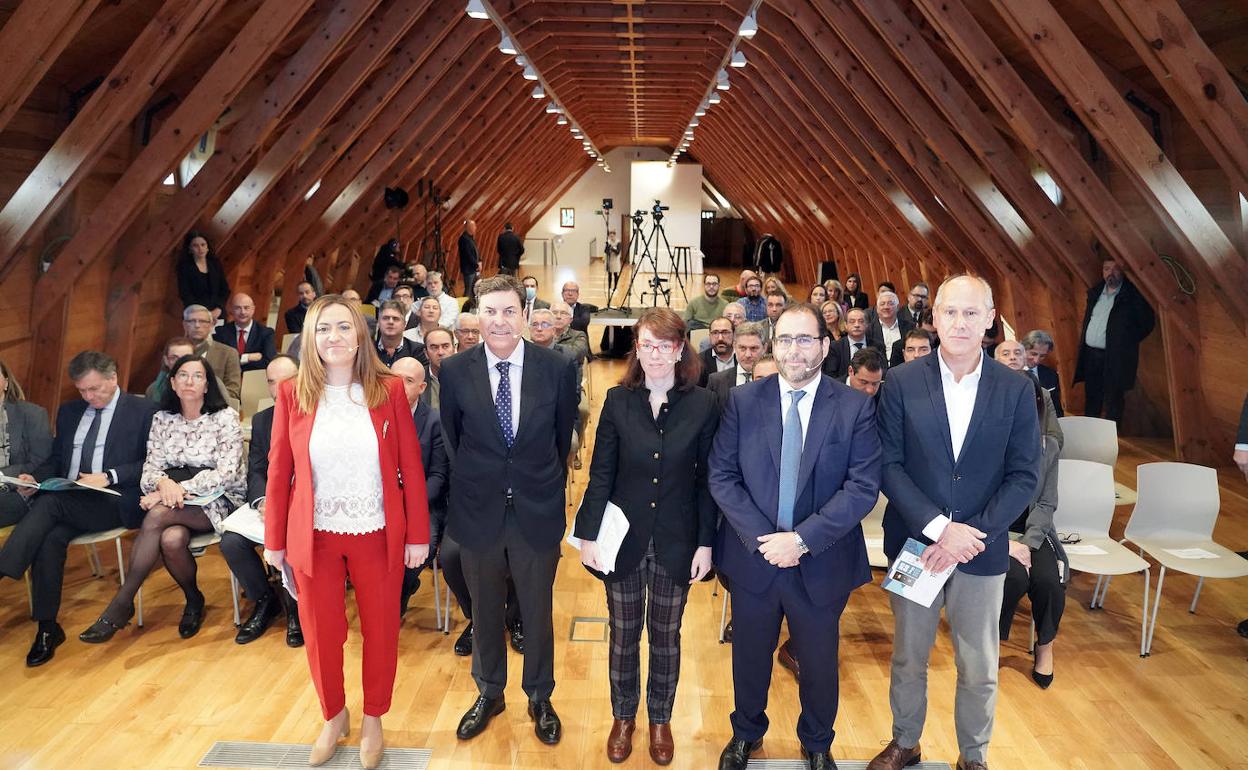 La delegada del Gobierno en Castilla y León, Virginia Barcones; el consejero de Economía y Hacienda de la Junta, Carlos Fernández Carriedo; el director general de Solaria, Darío López Clemente; y la investigadora principal del Real Instituto Elcano, Lara Lázaro participan en una jornada sobre la energía solar fotovoltaica en Castilla y León