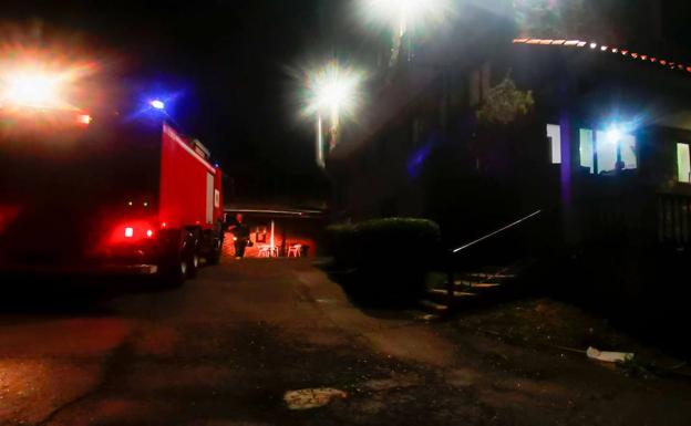 Los Bomberos de León acuden a la localidad de Pradorrey a sofocar un incendio en un albergue. 