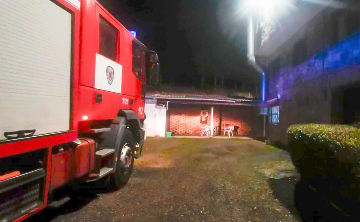 Los Bomberos de León acuden a la localidad de Pradorrey a sofocar un incendio en un albergue. 