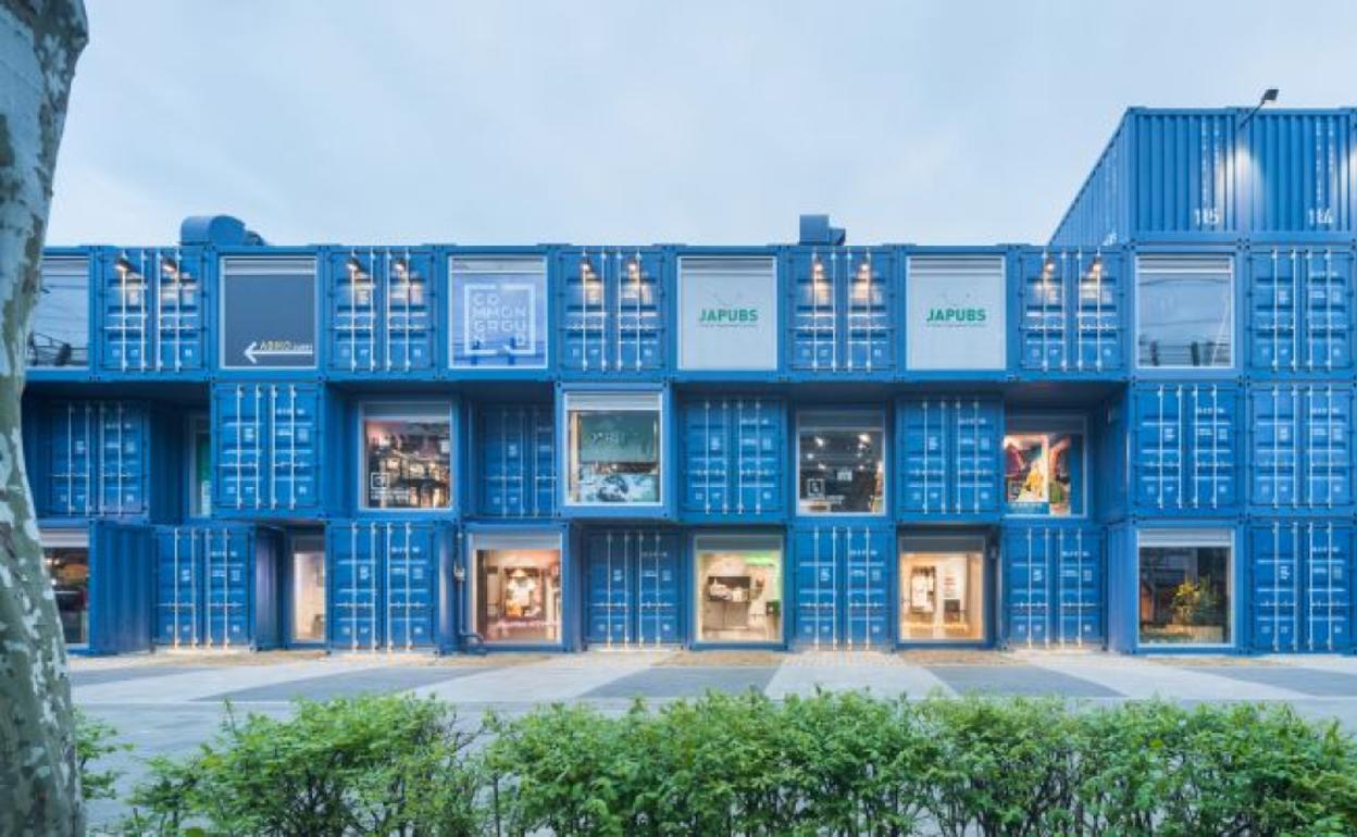 Centro comercial en Seúl, construido con containers, y que tiene el mismo color y dibujo del proyecto presentado por Palencia como sede de la Agencia Espacial Española.