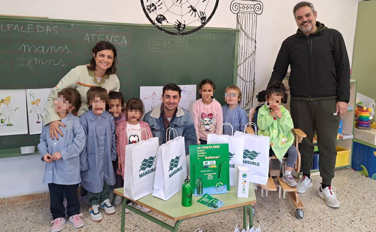 Mansurle visita uno de los colegios de la comarca. 