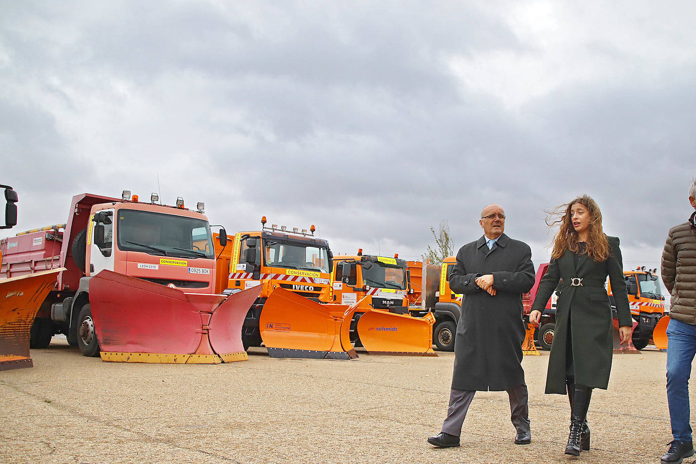 La delegada territorial de la Junta, Ester Muñoz, visita el Parque de maquinaria de la Junta.