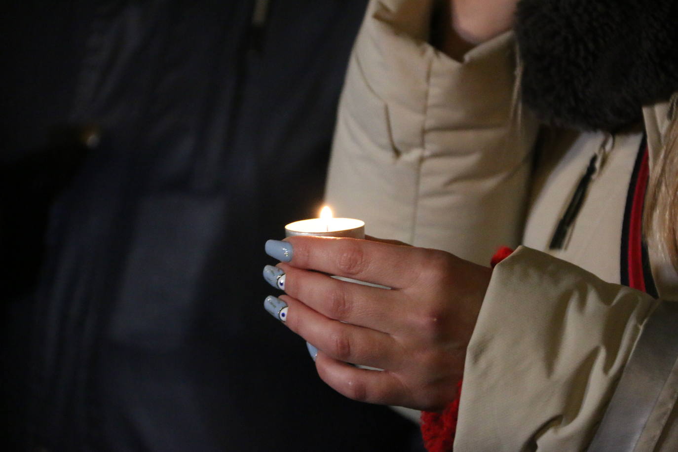 Los establecimientos hosteleros de León capital han apagado de forma simbólica sus luces durante cinco minutos para protestar sobre una subida de la factura de la luz que «se ha multiplicado por cuatro» | Piden utilizar los 3.000 millones de euros en remantentes covid para crear bonso al consumo.