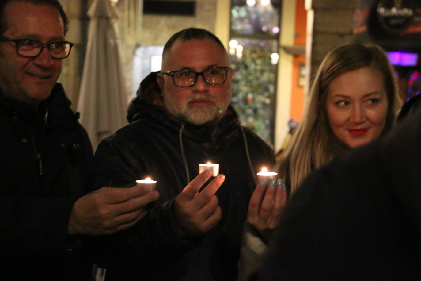 Los establecimientos hosteleros de León capital han apagado de forma simbólica sus luces durante cinco minutos para protestar sobre una subida de la factura de la luz que «se ha multiplicado por cuatro» | Piden utilizar los 3.000 millones de euros en remantentes covid para crear bonso al consumo.