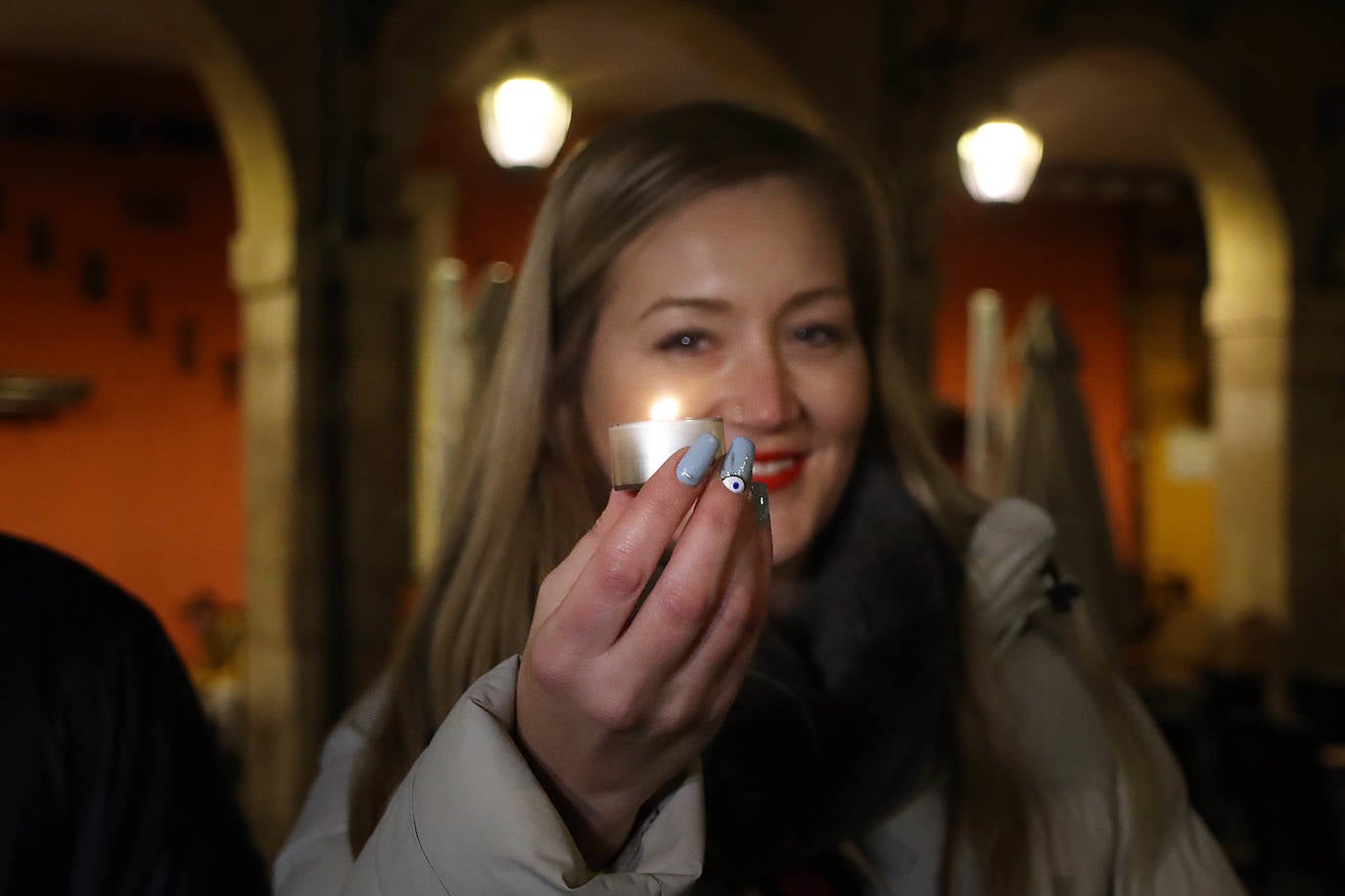 Los establecimientos hosteleros de León capital han apagado de forma simbólica sus luces durante cinco minutos para protestar sobre una subida de la factura de la luz que «se ha multiplicado por cuatro» | Piden utilizar los 3.000 millones de euros en remantentes covid para crear bonso al consumo.