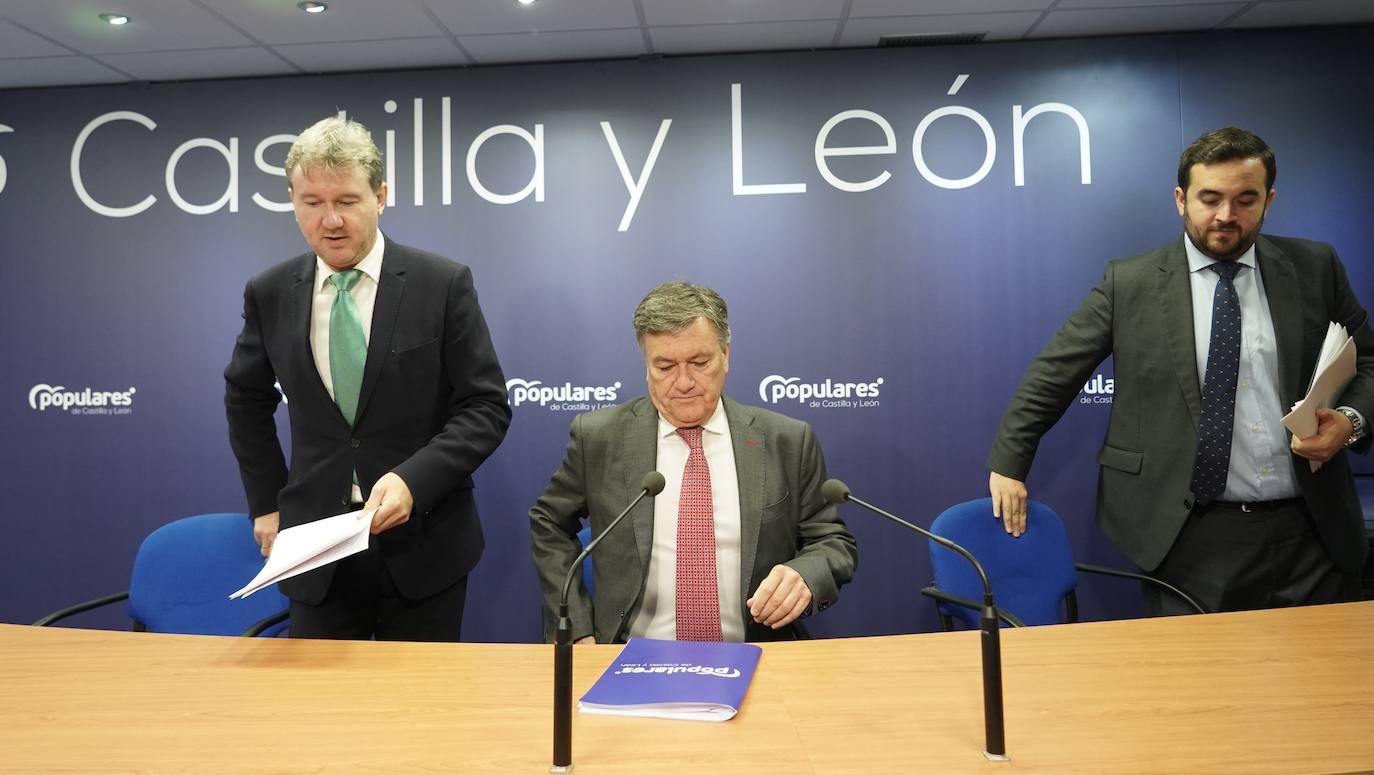 El secretario general del PP de Castilla y León, Francisco Vázquez, junto al vicesecretario de Acción Parlamentaria, Javier Lacalle, y el coordinador de diputados en el Congreso, José Ángel Alonso, presentan en rueda de prensa las enmiendas a los Presupuestos Generales del Estado para el año 2023.