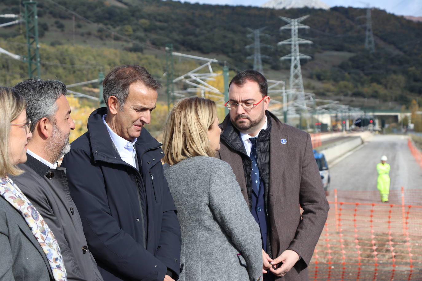 El primer tren con pasajeros ha cruzado este miércoles el corazón de la Variante de Pajares: «Es un día histórico». Ha sido un nutrido grupo de periodistas quienes han recorrido esta infraestructura logística de primer nivel, una de las más importantes a nivel europeo. 