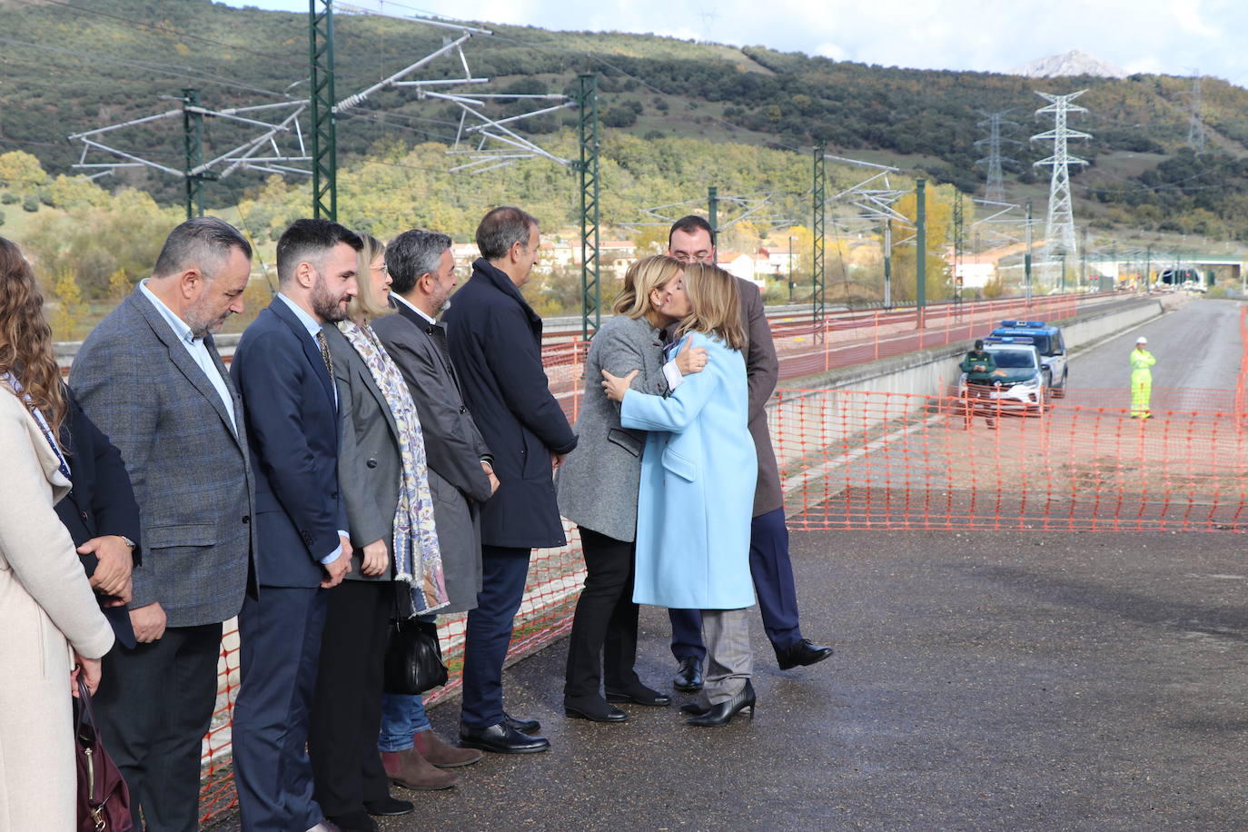 El primer tren con pasajeros ha cruzado este miércoles el corazón de la Variante de Pajares: «Es un día histórico». Ha sido un nutrido grupo de periodistas quienes han recorrido esta infraestructura logística de primer nivel, una de las más importantes a nivel europeo. 