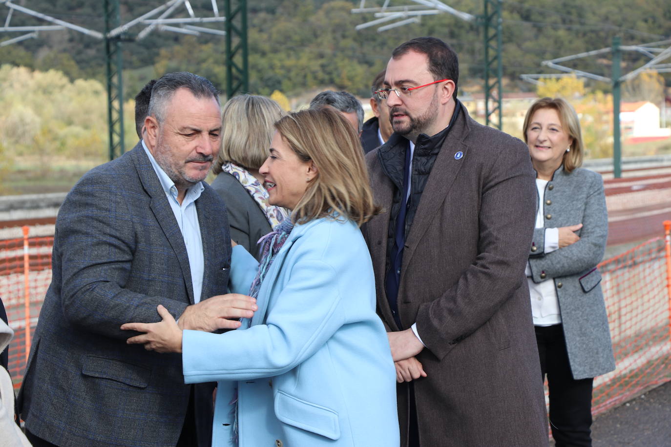 El primer tren con pasajeros ha cruzado este miércoles el corazón de la Variante de Pajares: «Es un día histórico». Ha sido un nutrido grupo de periodistas quienes han recorrido esta infraestructura logística de primer nivel, una de las más importantes a nivel europeo. 