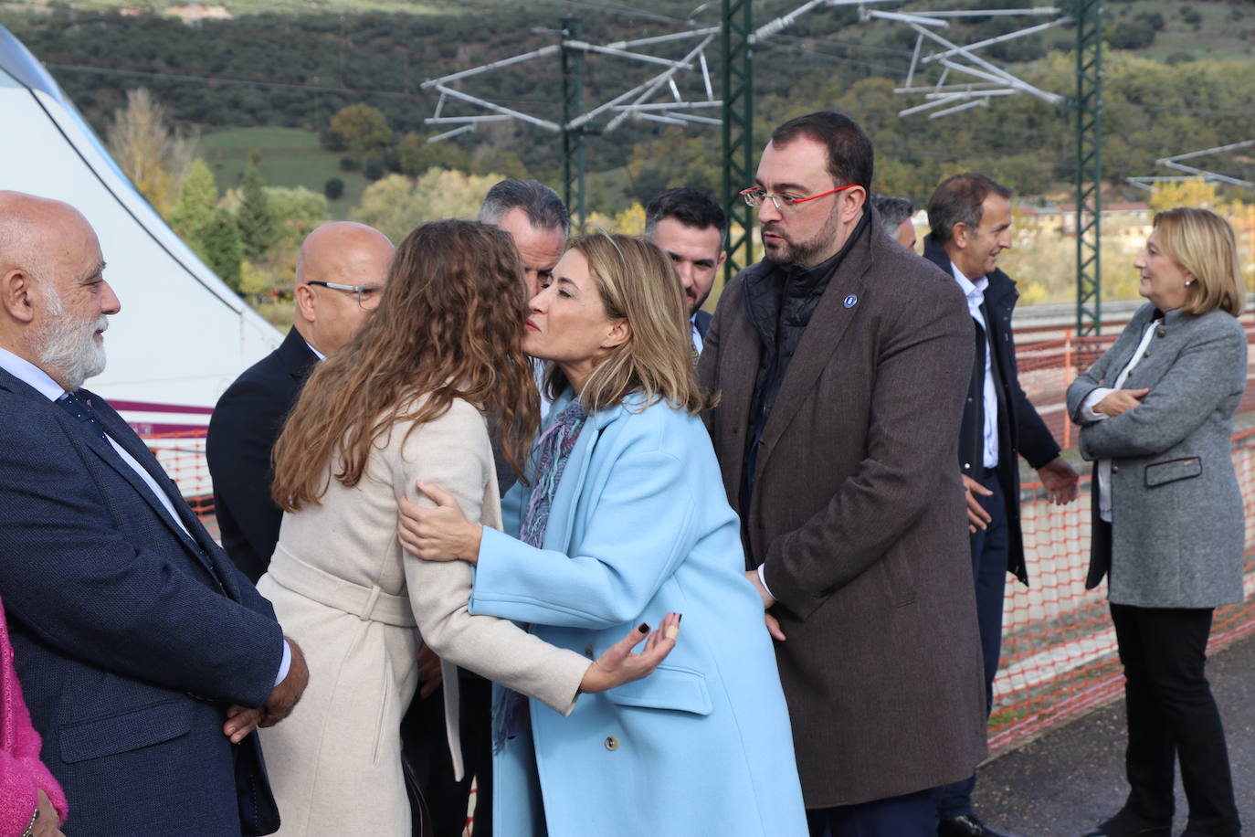 El primer tren con pasajeros ha cruzado este miércoles el corazón de la Variante de Pajares: «Es un día histórico». Ha sido un nutrido grupo de periodistas quienes han recorrido esta infraestructura logística de primer nivel, una de las más importantes a nivel europeo. 