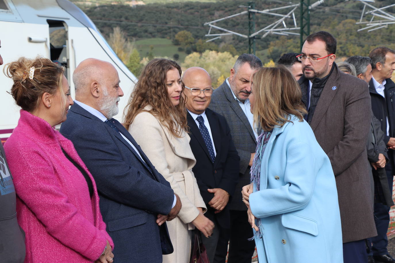 El primer tren con pasajeros ha cruzado este miércoles el corazón de la Variante de Pajares: «Es un día histórico». Ha sido un nutrido grupo de periodistas quienes han recorrido esta infraestructura logística de primer nivel, una de las más importantes a nivel europeo. 